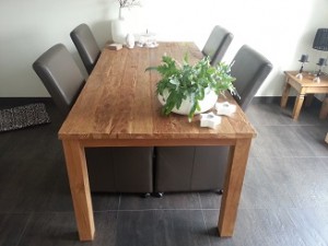 ruwe teak tafel