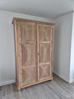 Alternative view of Kast met houtsnijwerk