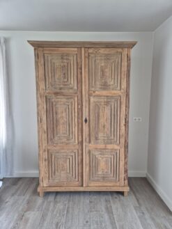 Kast met houtsnijwerk