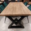 Houten tafel met stalen poot