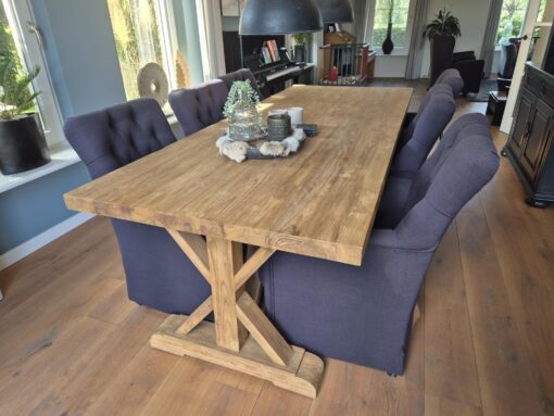 Eettafel met houten kruispoot