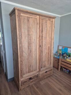 Dichte kast met laden onderin