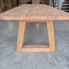 Tafel met houten trapezepoot