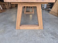 Alternative view of Tafel met houten trapezepoot