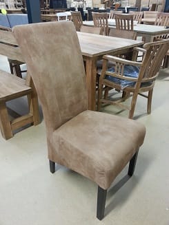 Zandkleurige stoffen stoelen