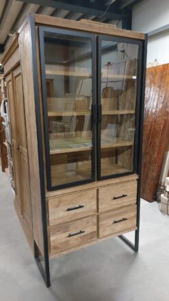 Industriele teak vitrinekast