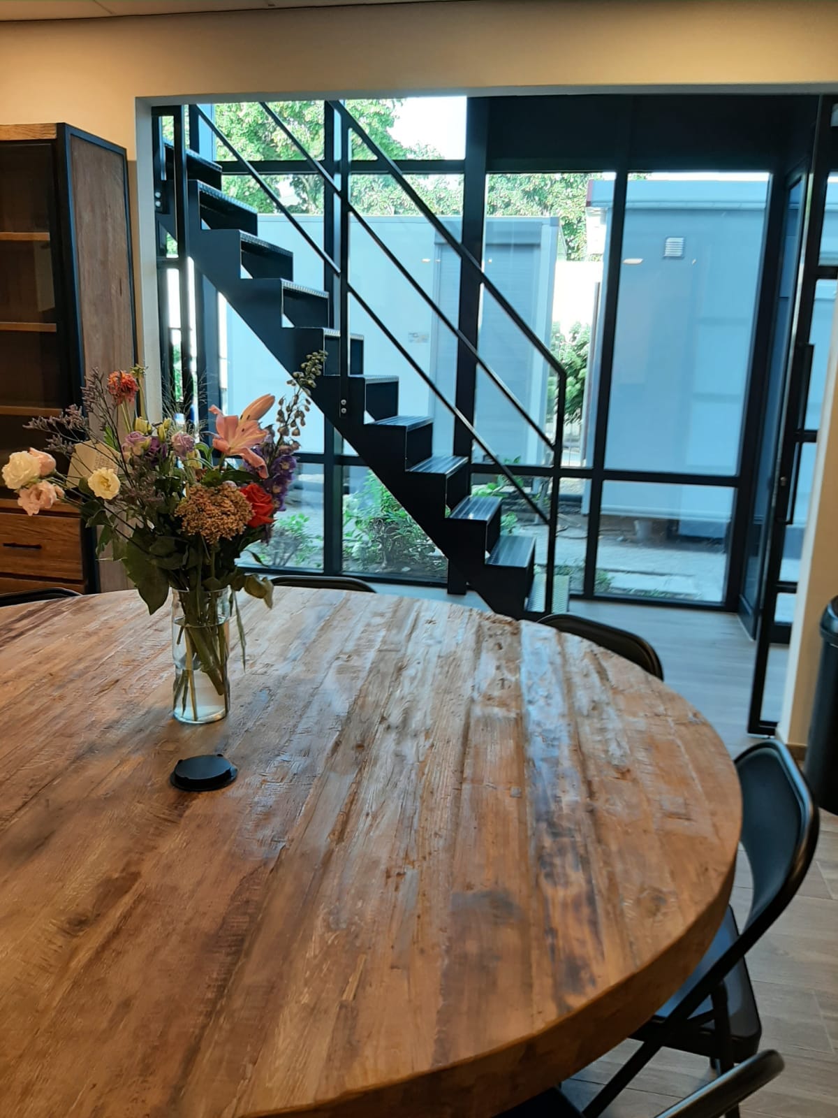 Ronde Teakhouten Eettafel Stalen Poot - Ø 180 cm (8 cm) - Afbeelding 6